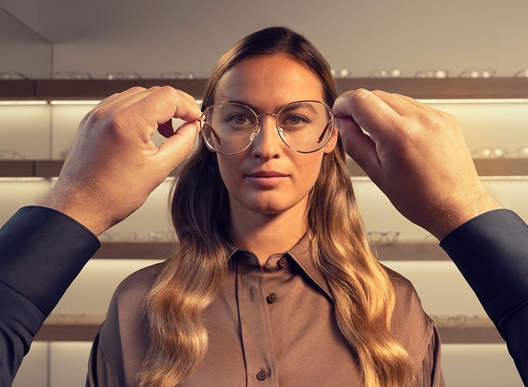 Klantin krijgt een nieuwe bril bij de opticien