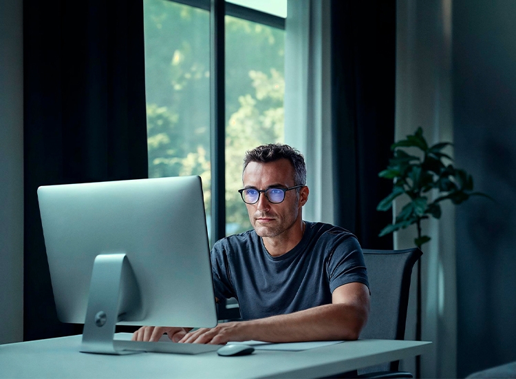 Man met laptop in café
